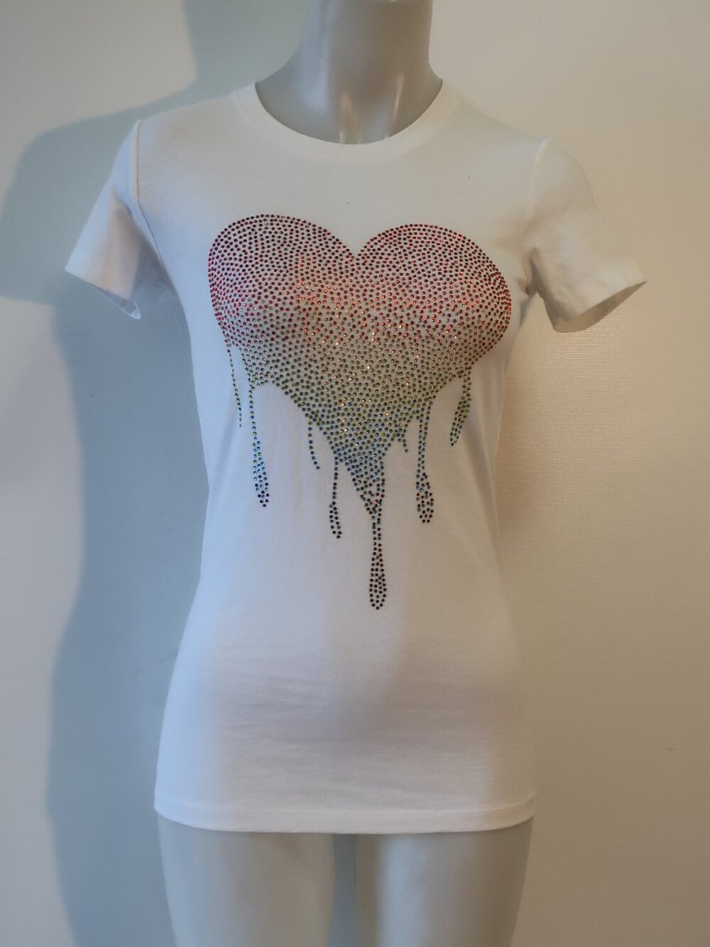 NWT Women Moving Forward Designs (Item-157) Rainbow Rhinestone Heart T-Shirt S
